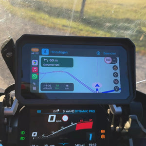 aoocci-BM6-BMW-Ekran Kamera motocyklowa z aktywną nawigacją: wyświetlanie instrukcji trasy (skręt w 60 m na Darumer Str.) oraz parametrów podróży (czas, odległość), integrowany z panelem sterowania motocyklu – urządzenie ułatwiające bezpieczną orientację podczas jazdy.