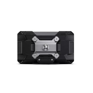 c3plus wideorejestrator motocyklowy ma z tyłu srebrny uchwyt.