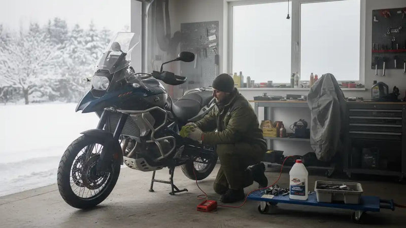 Zimowanie Motocykla Krok Po Kroku: Jak Zabezpieczyć Maszynę Przed Polską Zimę