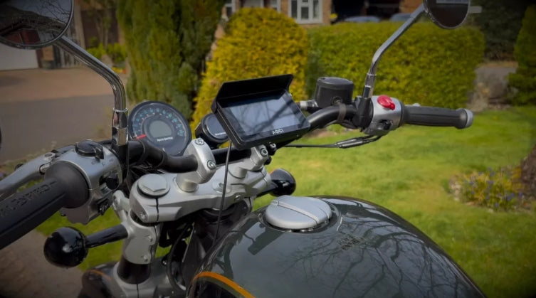 Recenzja Aoocci C3: Najlepszy CarPlay dla niedrogiego motocykla?